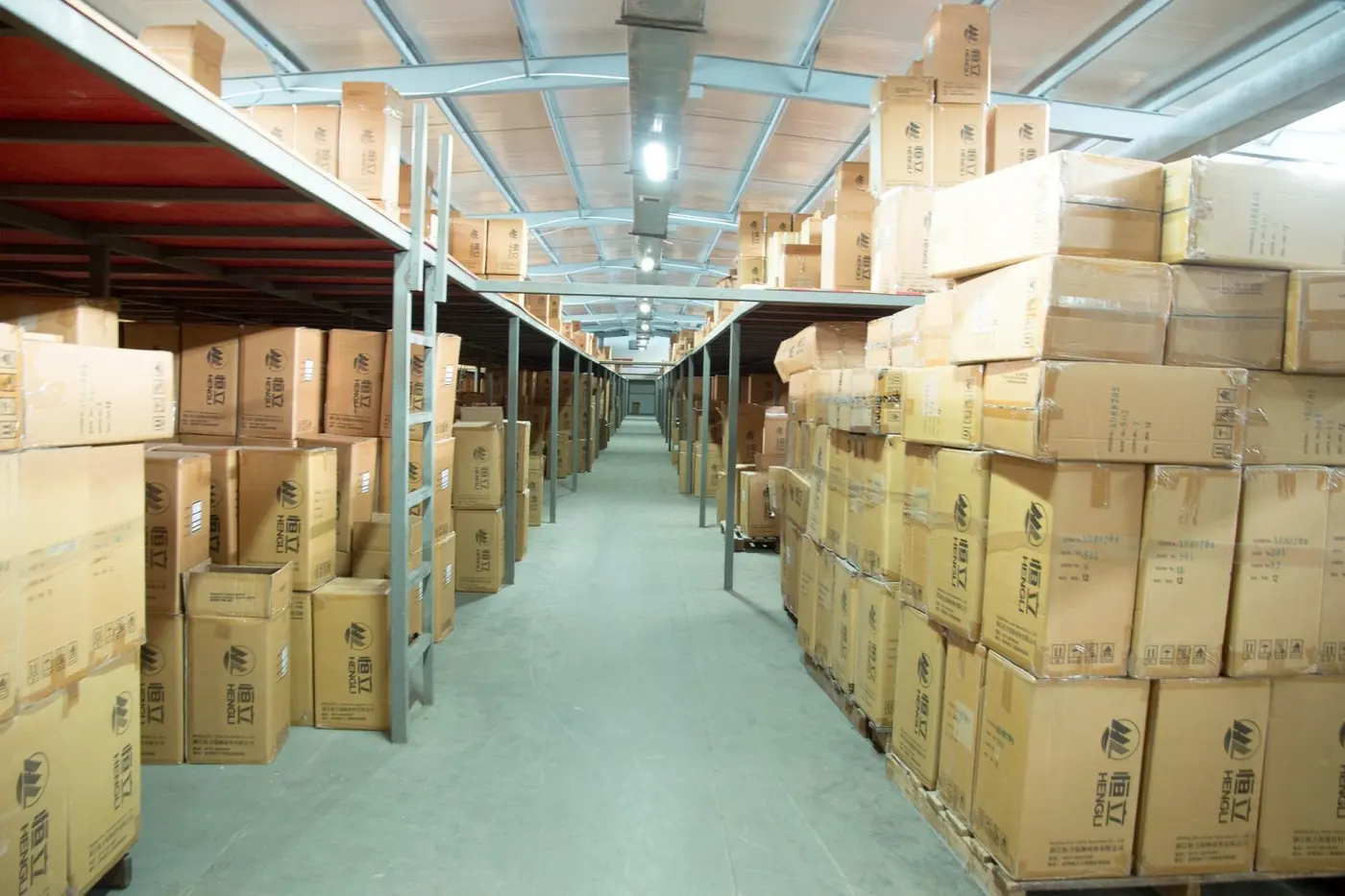 Equipo de soluciones industriales en un almacén